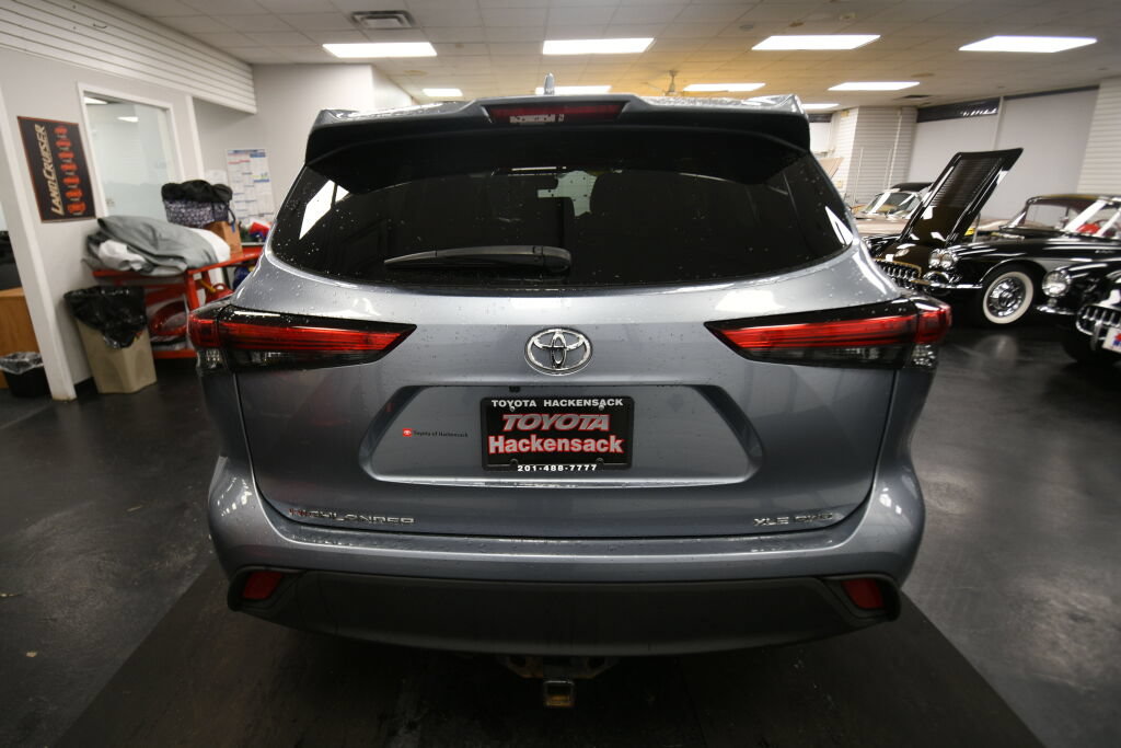 Used 2023 Toyota Highlander XLE AWD/4WD image 6