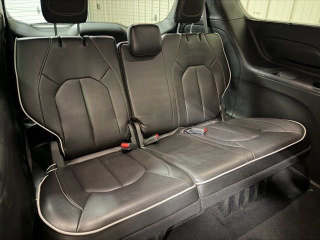 Used 2025 Chrysler Pacifica Limited image 25