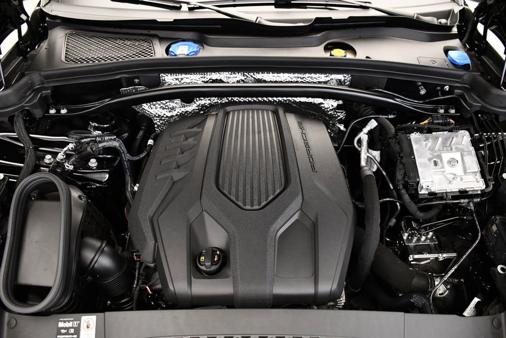 Used 2025 Porsche Macan image 10