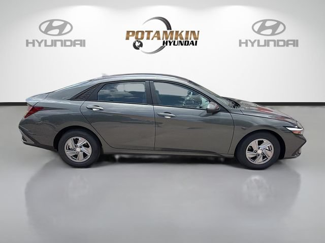 New 2026 Hyundai Elantra SE FWD image 4