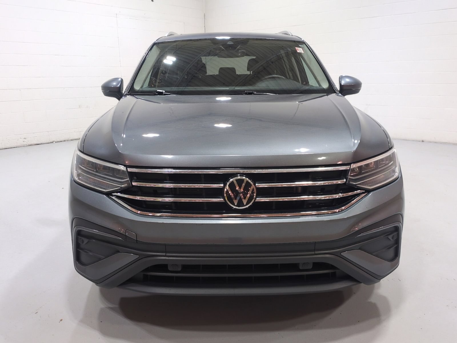 Used 2024 Volkswagen Tiguan SE w/ Panoramic Sunroof Package AWD/4WD image 8