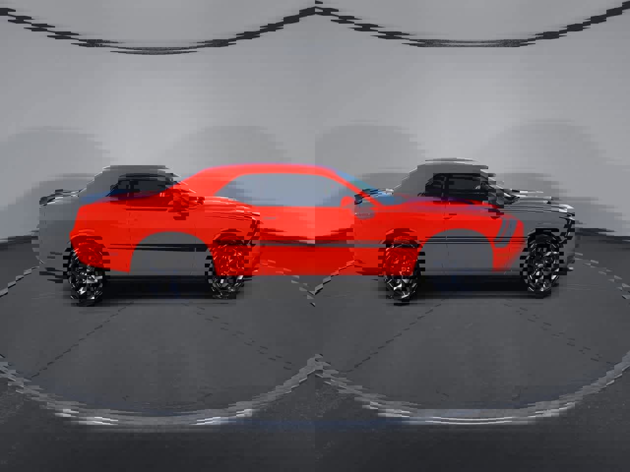 Used 2017 Dodge Challenger SXT image 9