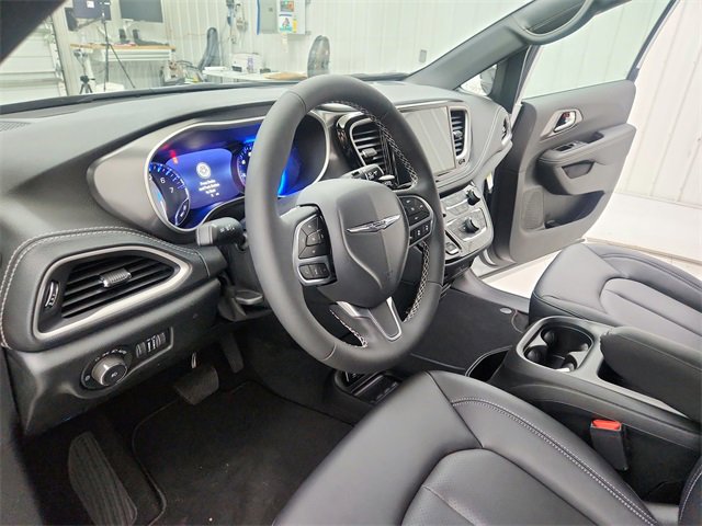 New 2026 Chrysler Pacifica Select image 18