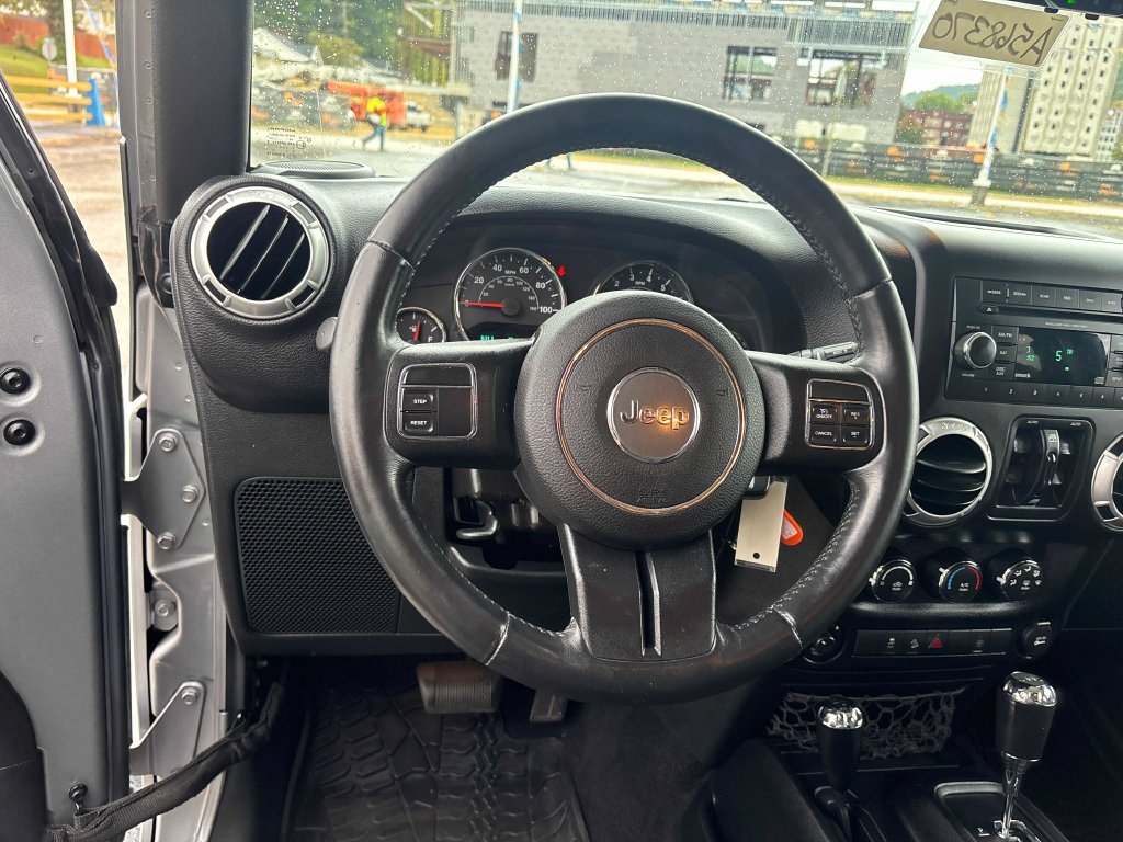 Used 2015 Jeep Wrangler Unlimited Sahara AWD/4WD image 11