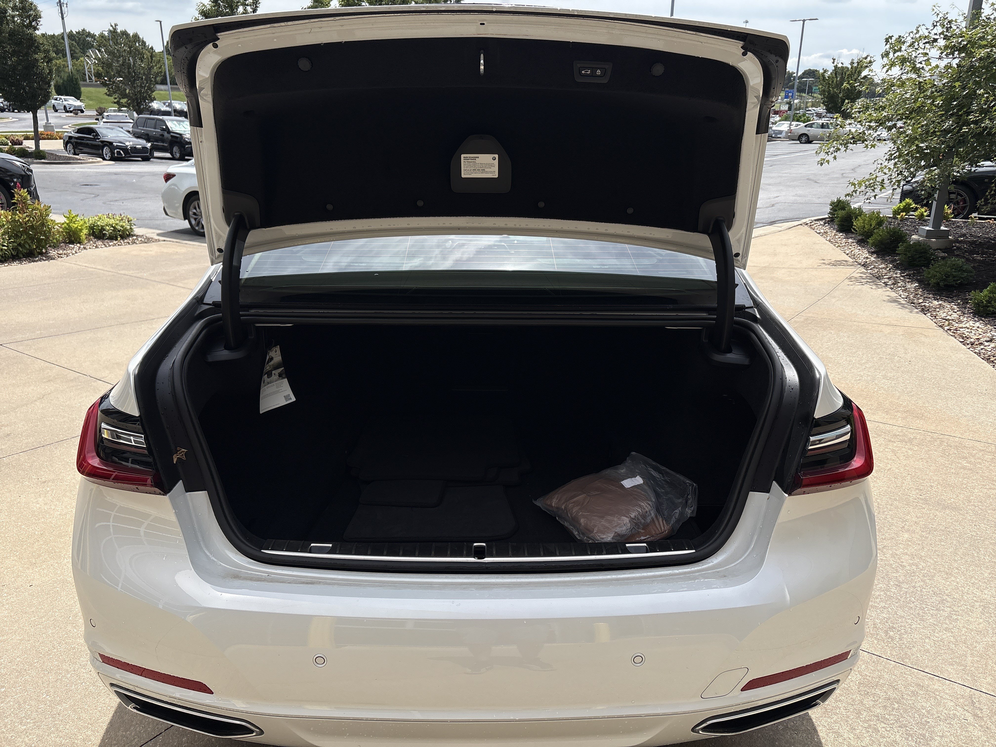 Used 2022 BMW 750i xDrive w/ Luxury Rear Seating Package AWD/4WD image 32