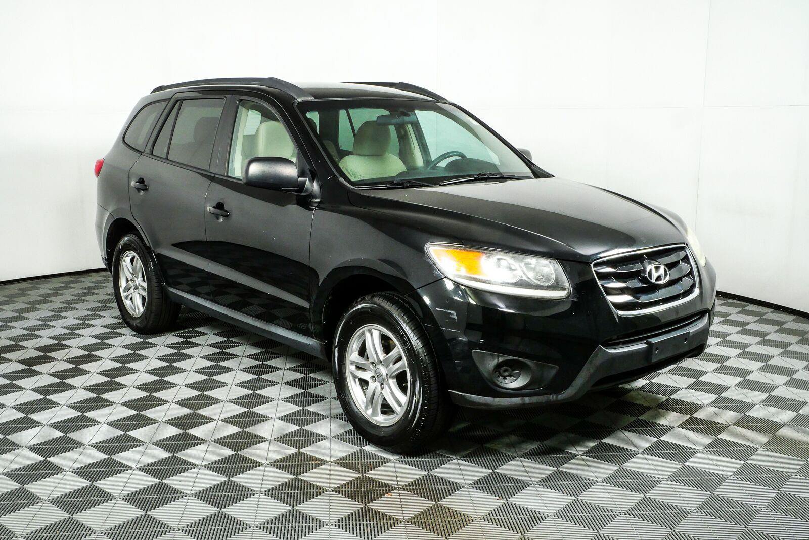 Used 2011 Hyundai Santa Fe GLS FWD image 1