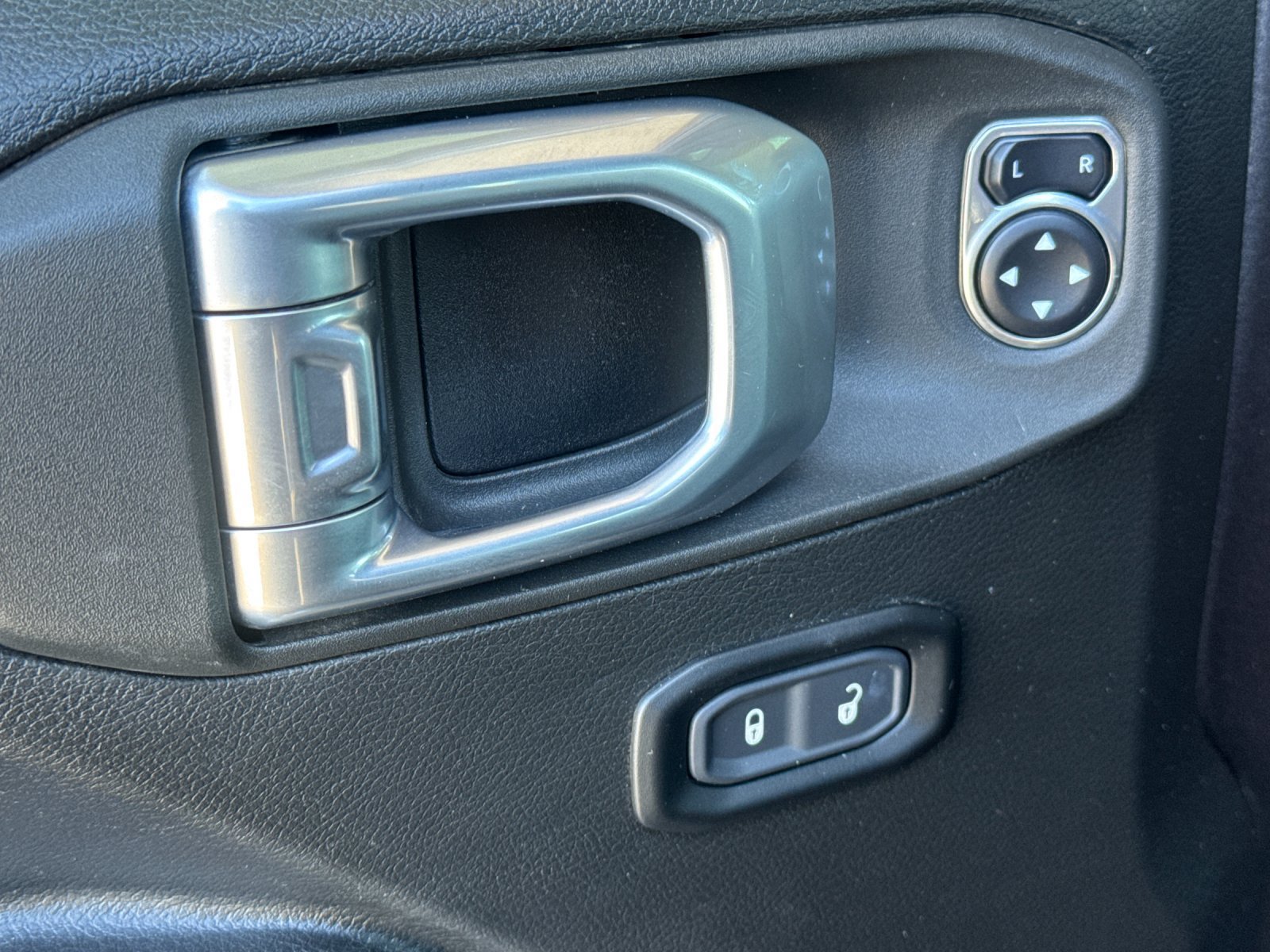 Used 2024 Jeep Wrangler Unlimited AWD/4WD image 12