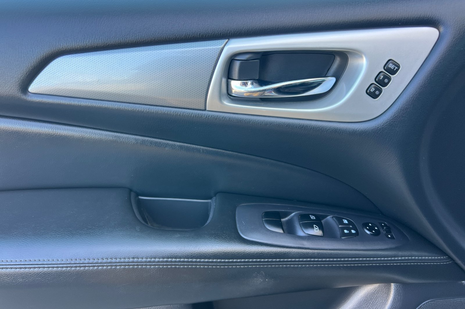 Used 2017 Nissan Pathfinder SL FWD image 11
