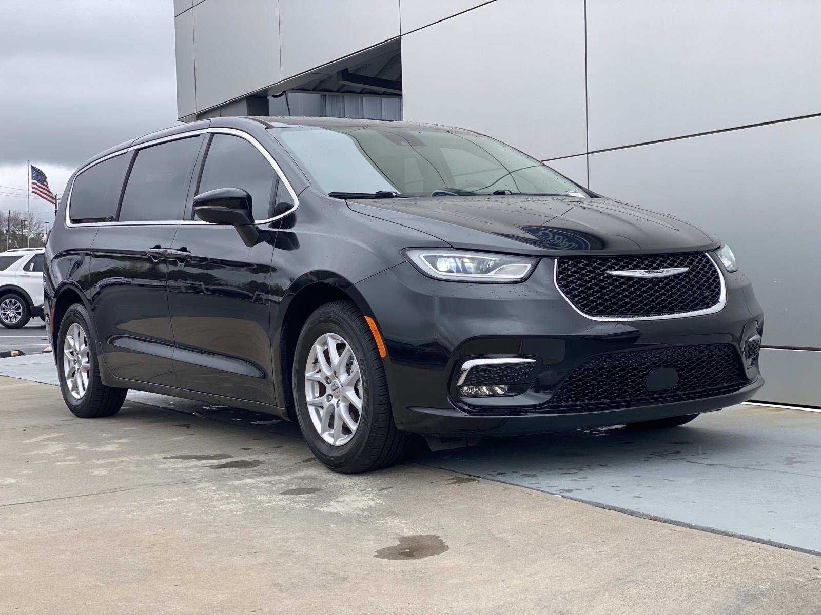 Used 2023 Chrysler Pacifica Touring-L image 2