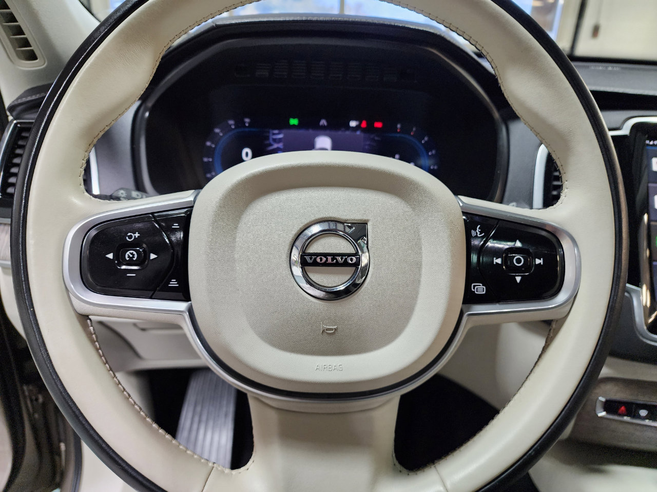 Used 2023 Volvo XC90 B6 Ultimate w/ Protection Package Premier image 33