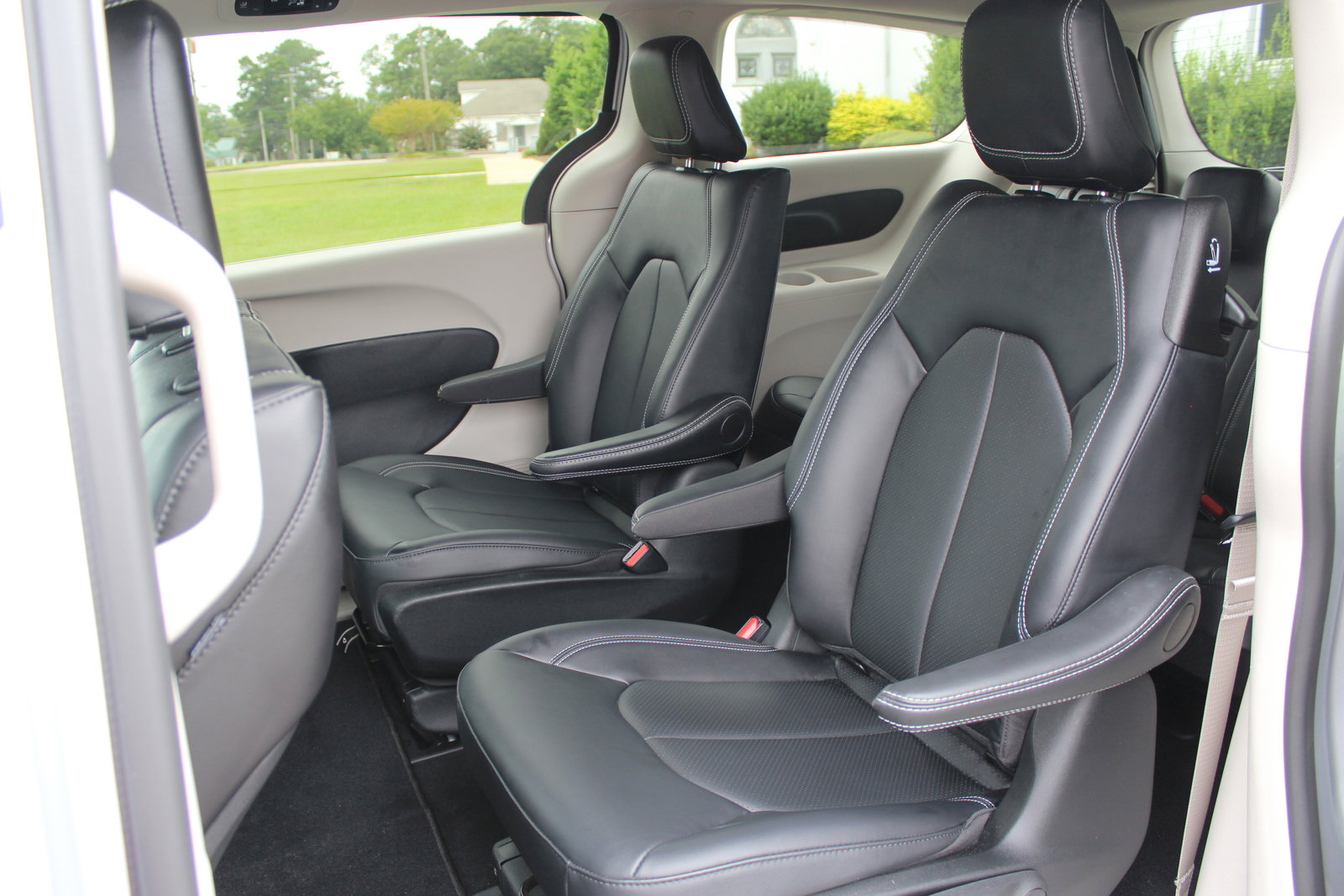 Used 2024 Chrysler Pacifica Select image 42