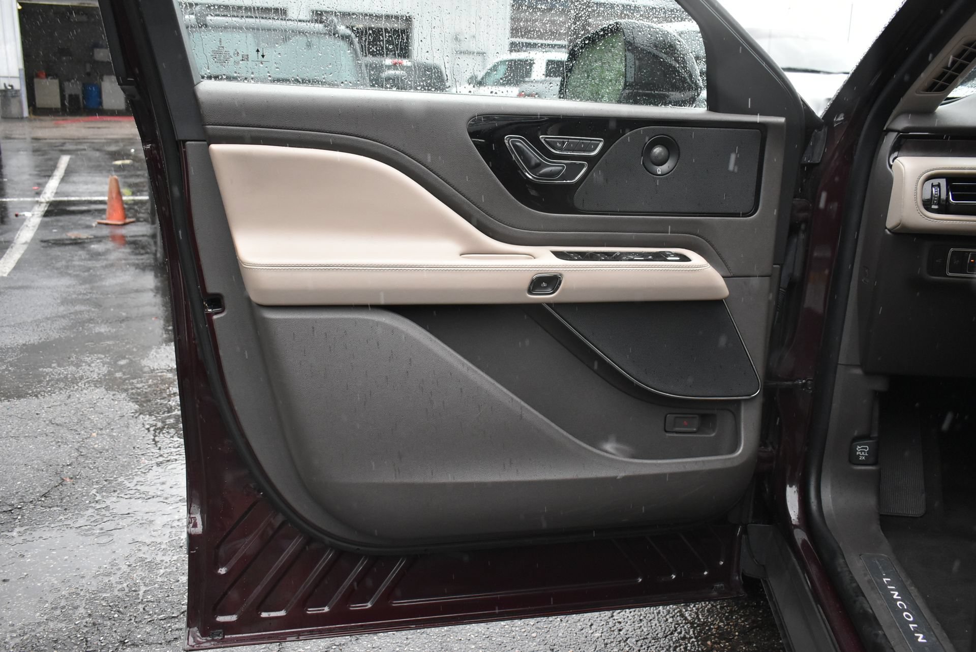 Used 2023 Lincoln Aviator Reserve w/ Equipment Group 201A AWD/4WD image 11