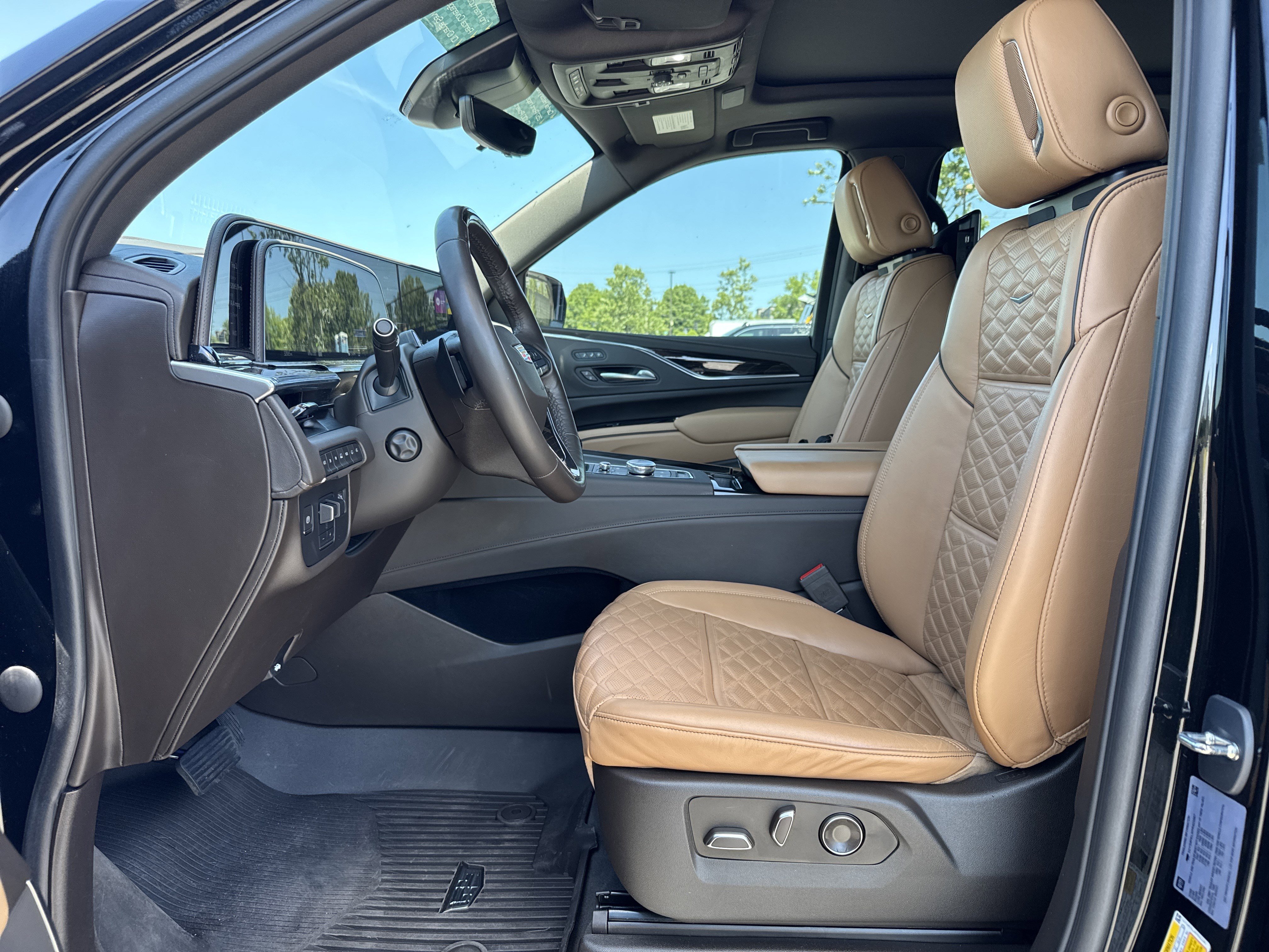 Used 2023 Cadillac Escalade Sport w/ LPO, ONYX Package AWD/4WD image 17