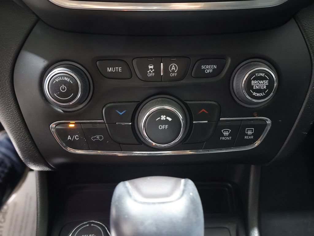 Certified 2022 Jeep Cherokee Latitude AWD/4WD image 35