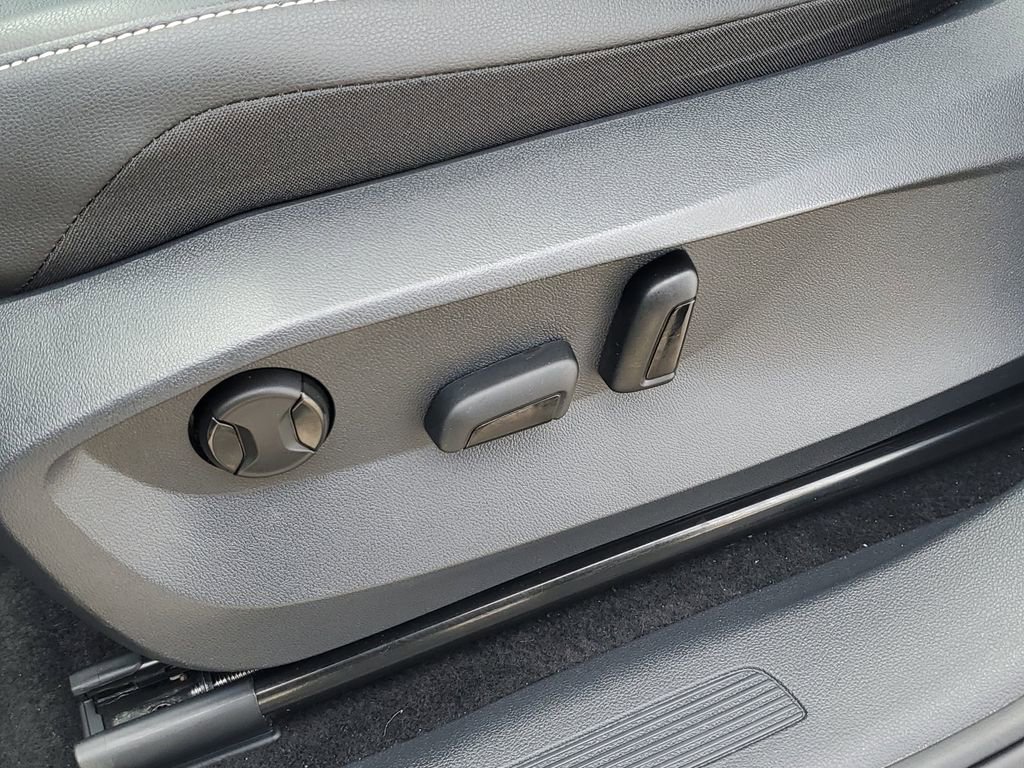 Used 2023 Volkswagen Tiguan SE image 16