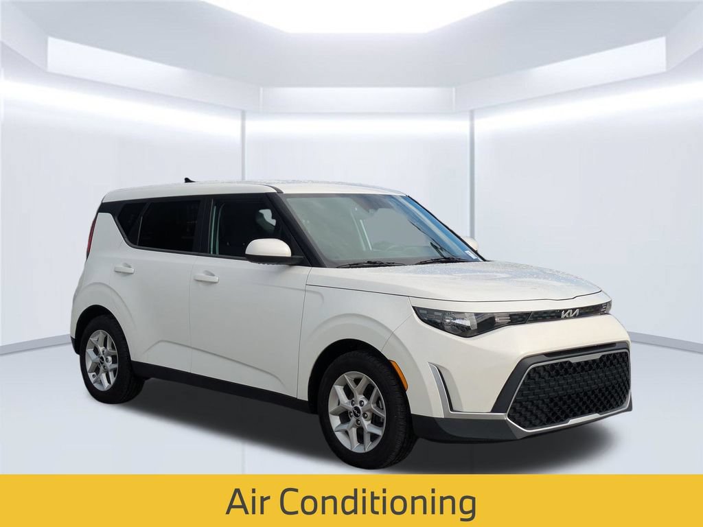 Used 2023 Kia Soul LX w/ Option Group 015 FWD image 9
