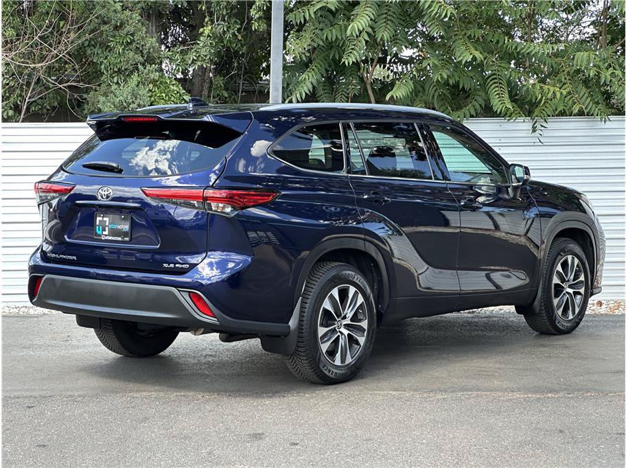 Used 2022 Toyota Highlander XLE AWD/4WD image 10