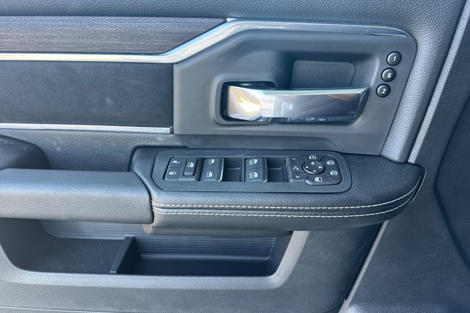 New 2026 RAM 3500 Laramie AWD/4WD image 10