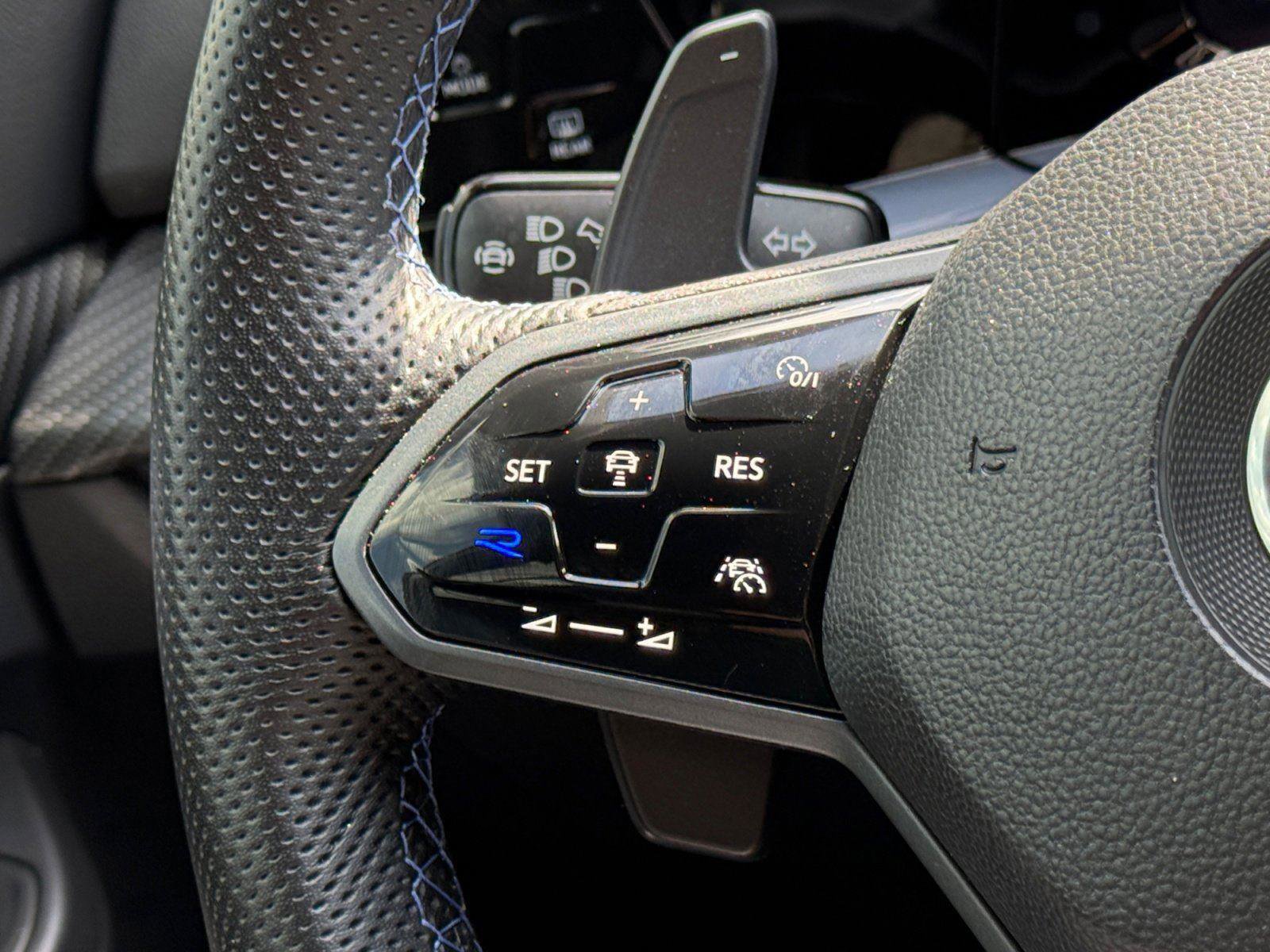 Used 2022 Volkswagen Golf R image 25