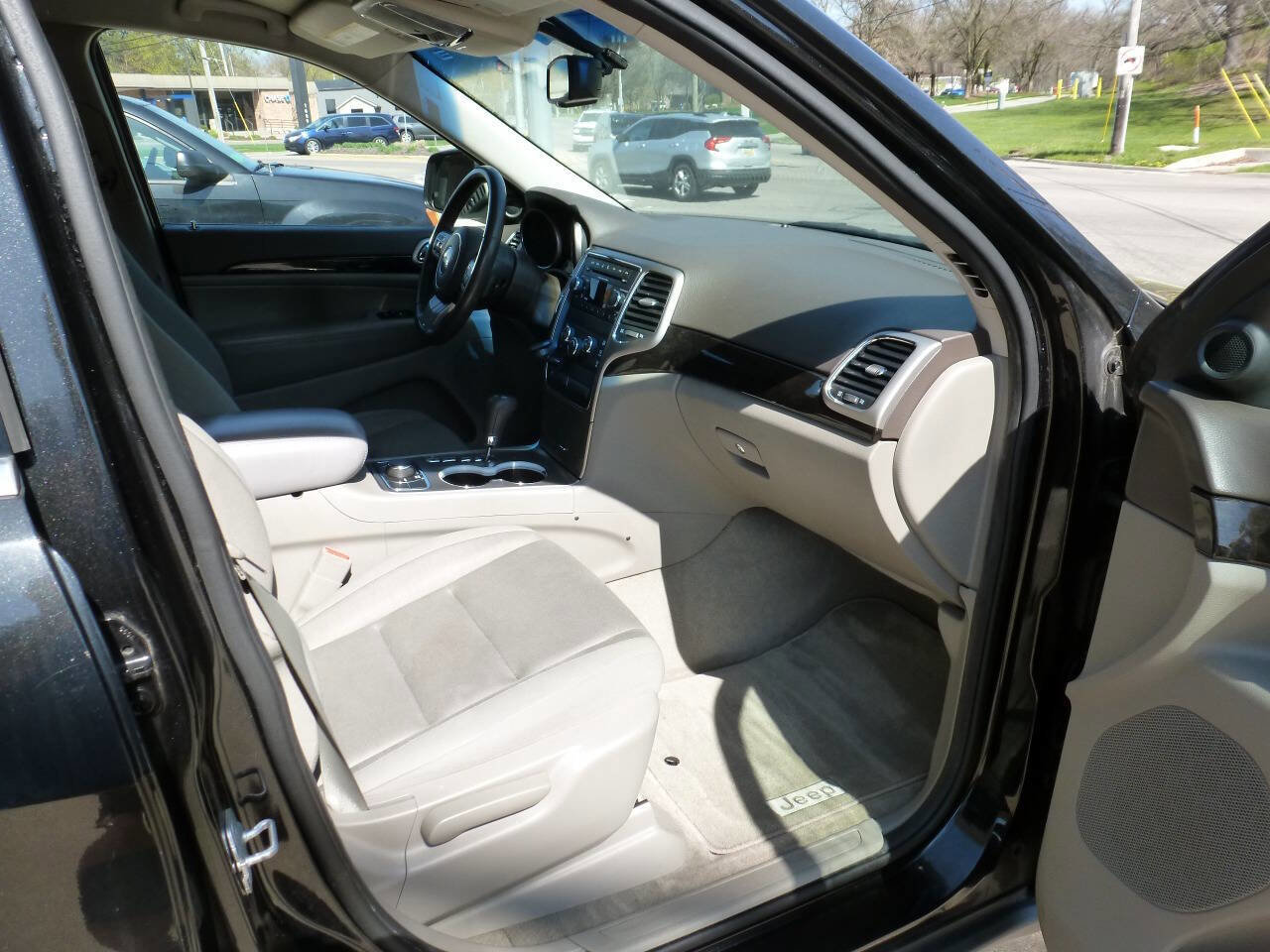 Used 2012 Jeep Grand Cherokee Laredo w/ Laredo E Group AWD/4WD image 11