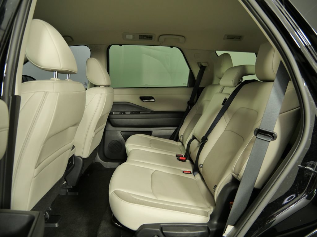 Used 2025 Nissan Pathfinder SL AWD/4WD image 16