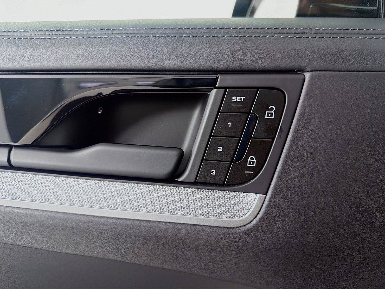 Certified 2025 Porsche Cayenne AWD/4WD image 7