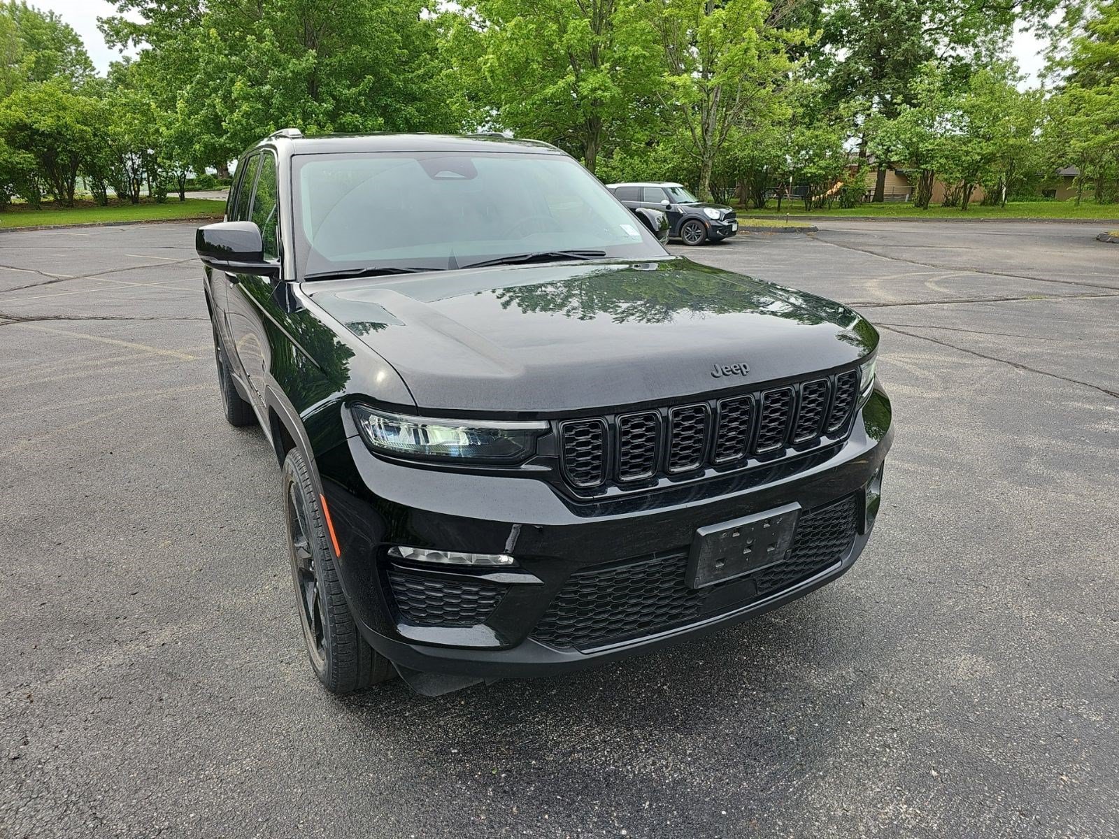 Used 2023 Jeep Grand Cherokee Limited w/ Black Appearance Package AWD/4WD image 8