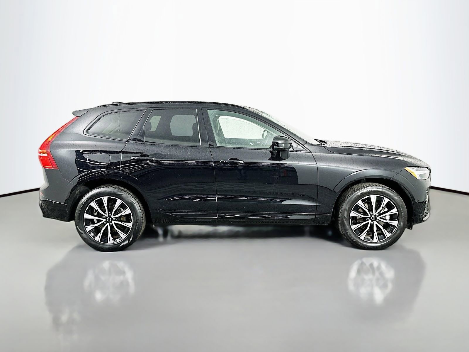 Used 2025 Volvo XC60 B5 Plus image 8