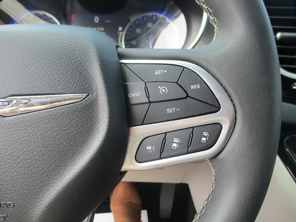 Used 2023 Chrysler Pacifica Touring-L FWD image 12