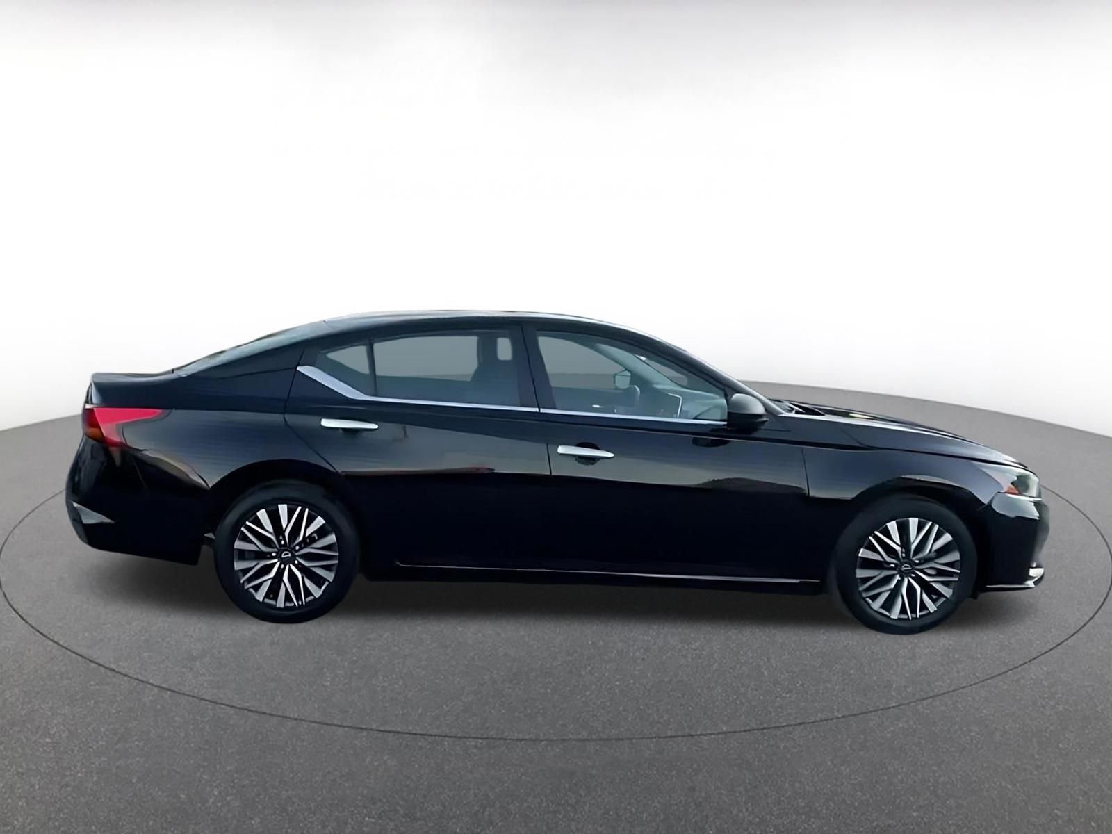 Used 2025 Nissan Altima 2.5 SV image 8