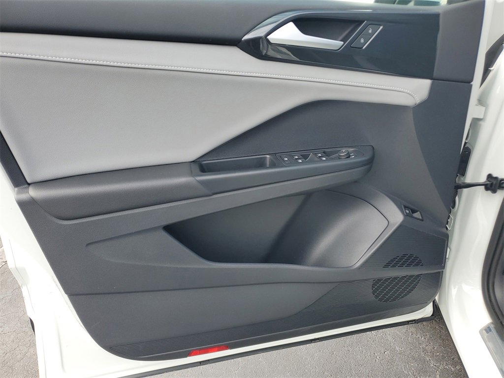 Used 2022 Volkswagen Taos SEL image 17