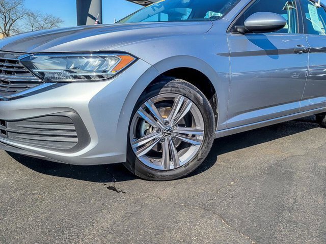 Used 2024 Volkswagen Jetta SE FWD image 3