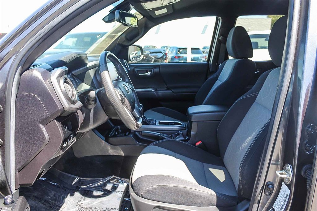 Used 2022 Toyota Tacoma TRD Sport w/ Technology Package image 17