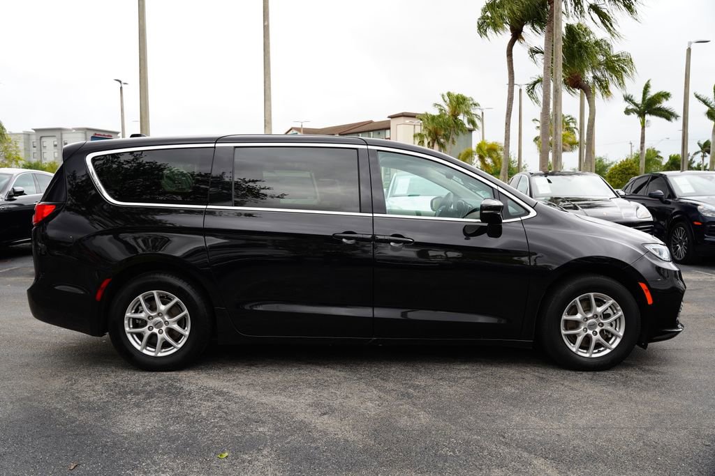 Used 2024 Chrysler Pacifica Touring-L image 7