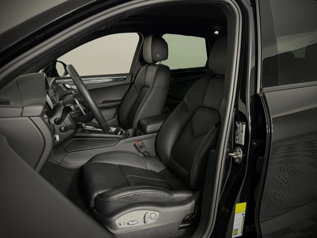 Certified 2025 Porsche Macan image 5