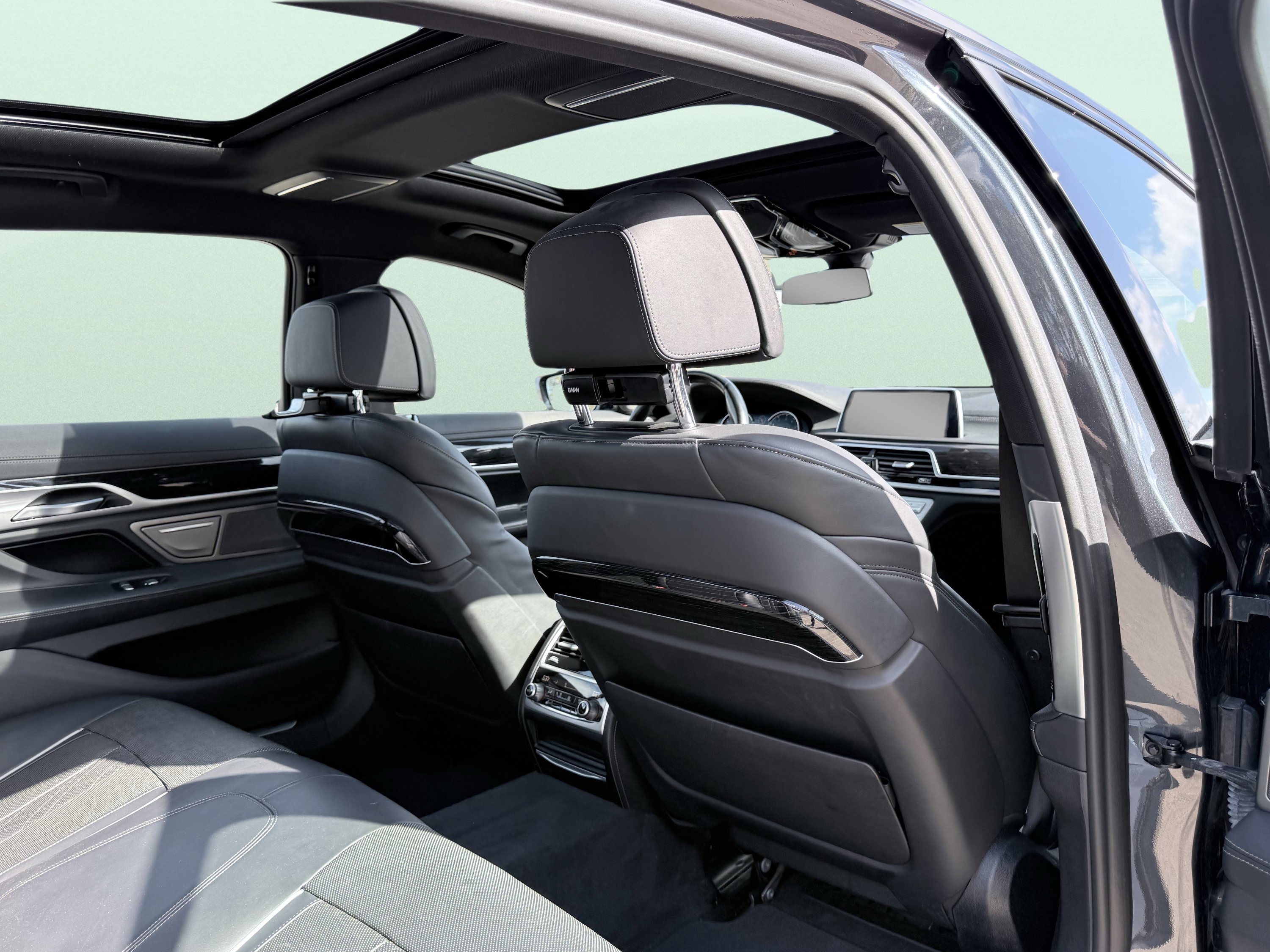 Used 2019 BMW 750i w/ M Sport Package image 24