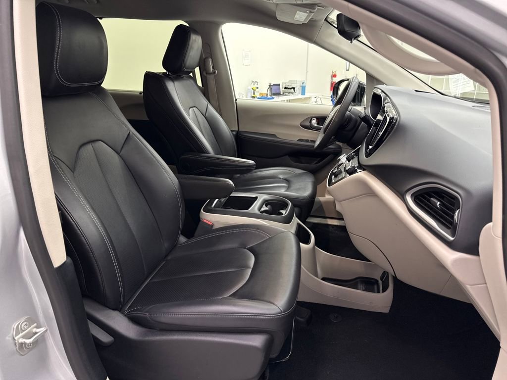 Used 2024 Chrysler Pacifica Touring-L image 20