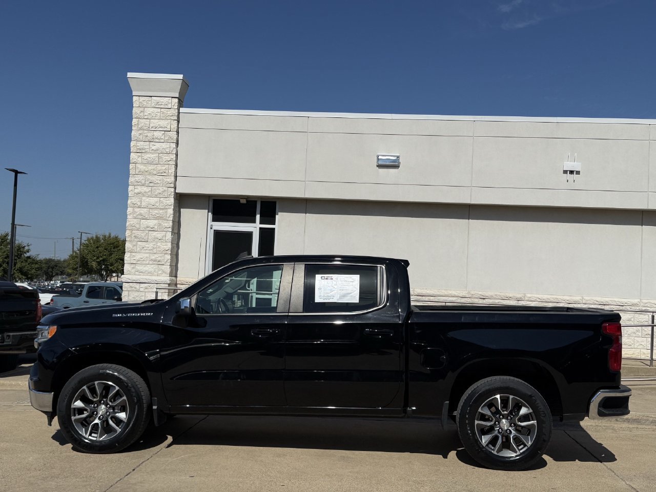 Used 2023 Chevrolet Silverado 1500 LT AWD/4WD image 3