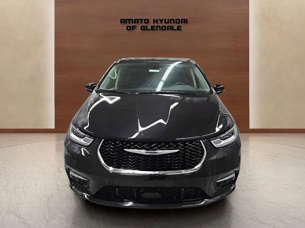 Used 2023 Chrysler Pacifica Touring-L image 9