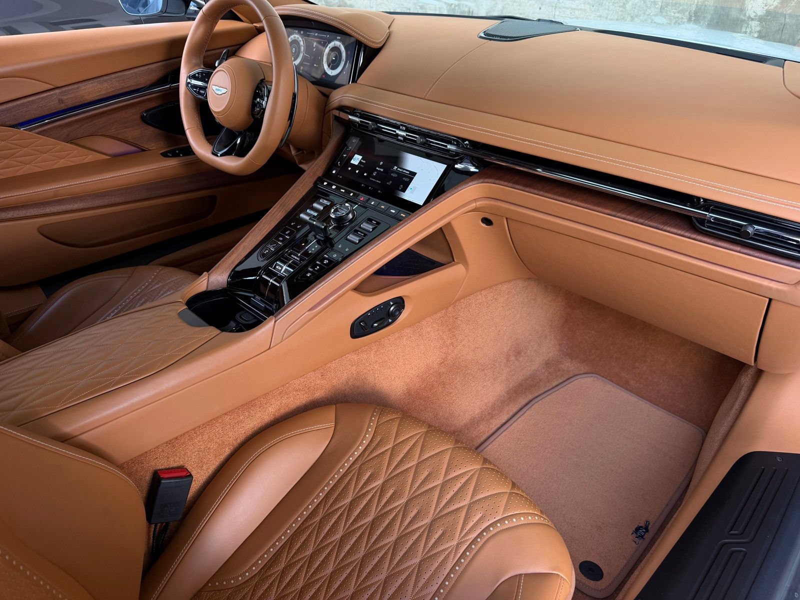 Used 2025 Aston Martin DB12 Convertible RWD image 17