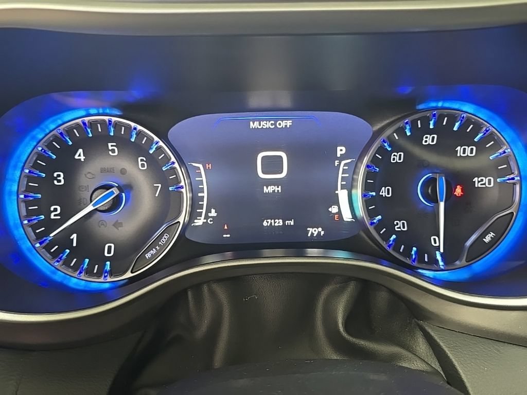 Used 2023 Chrysler Pacifica Touring-L FWD image 5