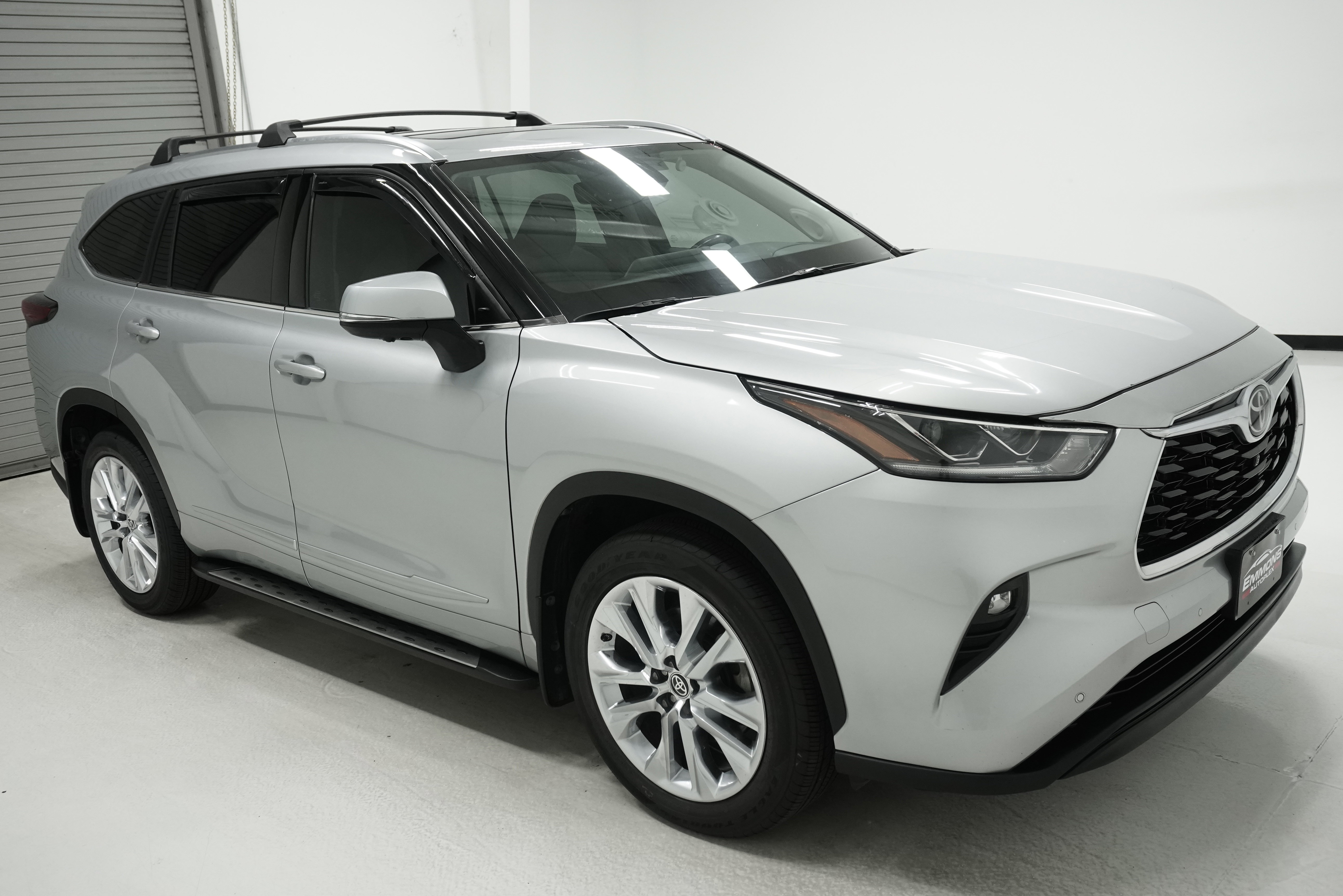 Used 2023 Toyota Highlander Limited FWD image 3