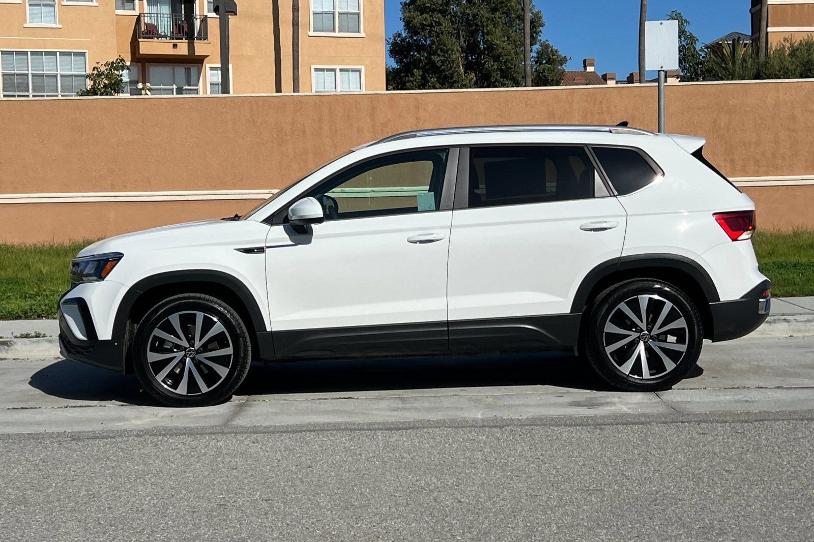 Used 2023 Volkswagen Taos SE w/ Panoramic Sunroof Package AWD/4WD image 8
