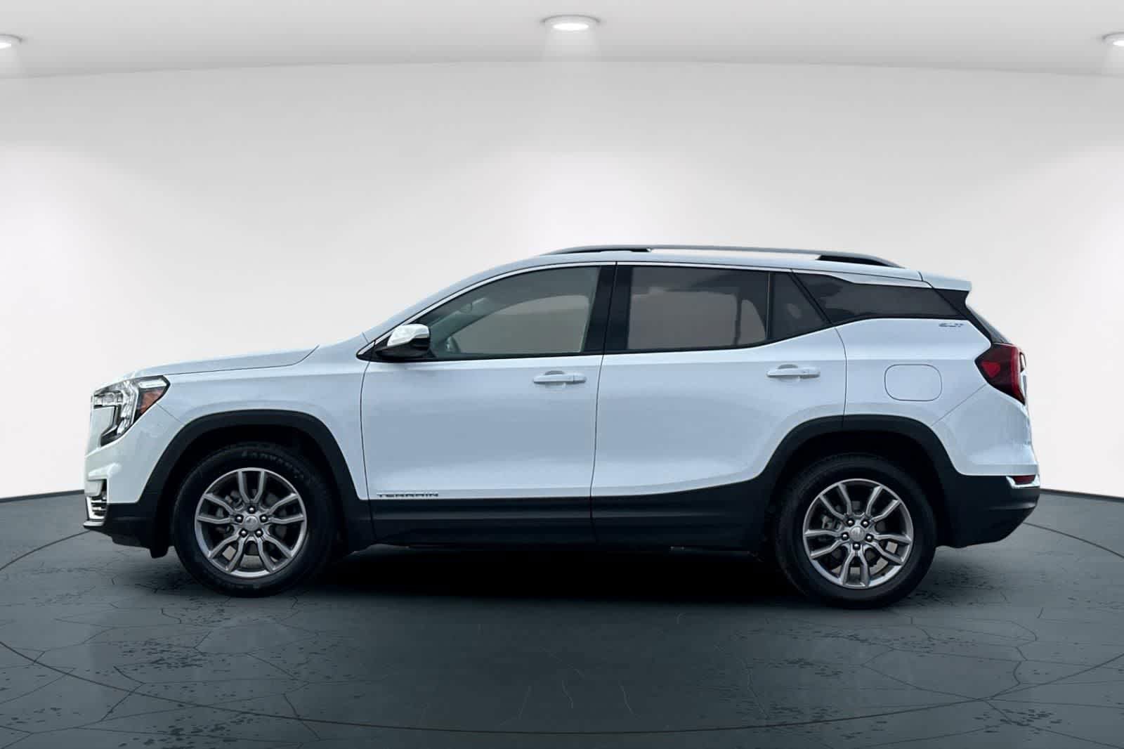 Used 2024 GMC Terrain SLT AWD/4WD image 9