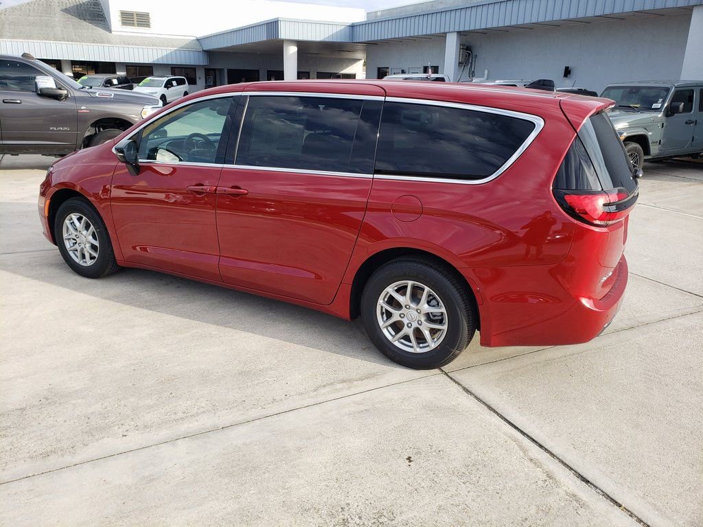 New 2026 Chrysler Pacifica Select image 3