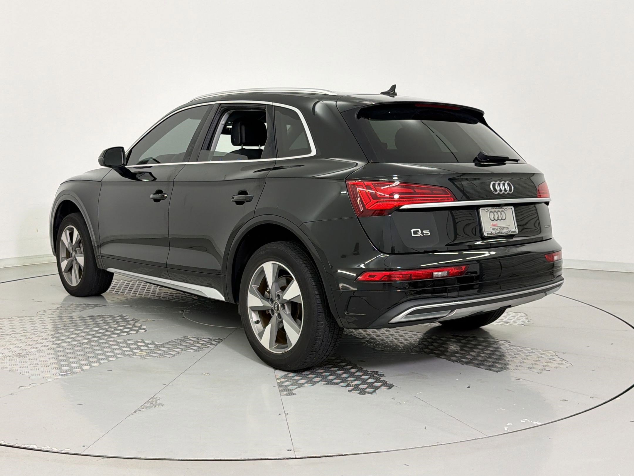 Certified 2023 Audi Q5 2.0T Premium w/ Convenience Package AWD/4WD image 3