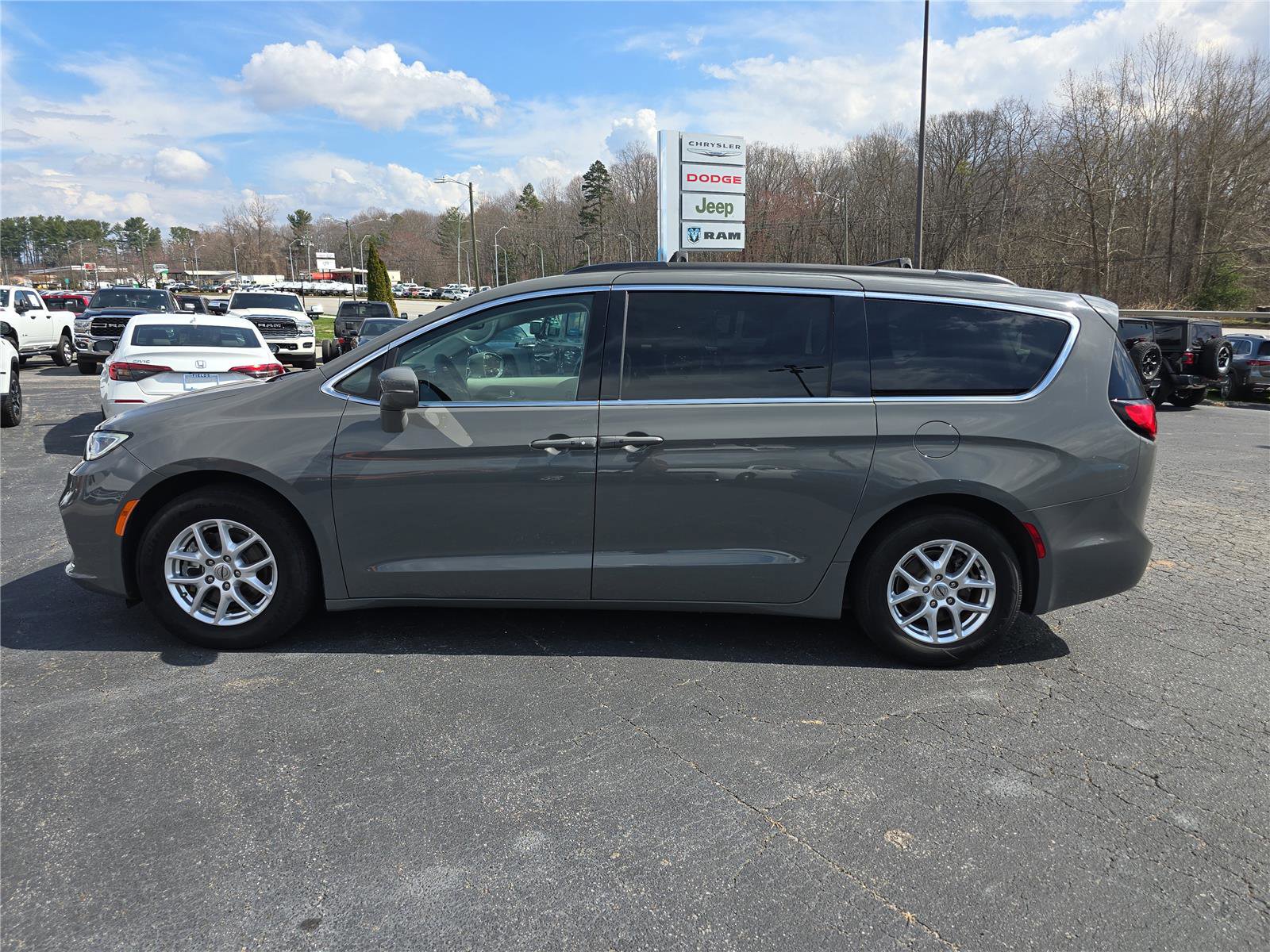Used 2022 Chrysler Pacifica Touring-L image 7