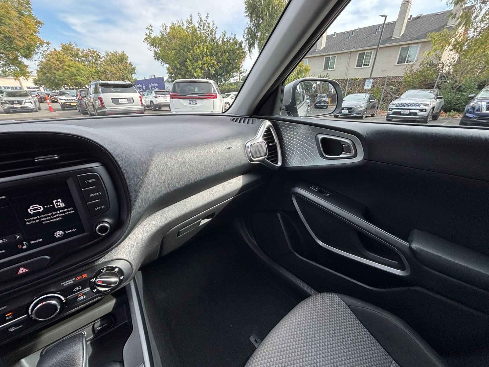 Used 2025 Kia Soul LX w/ LX Technology Package FWD image 32