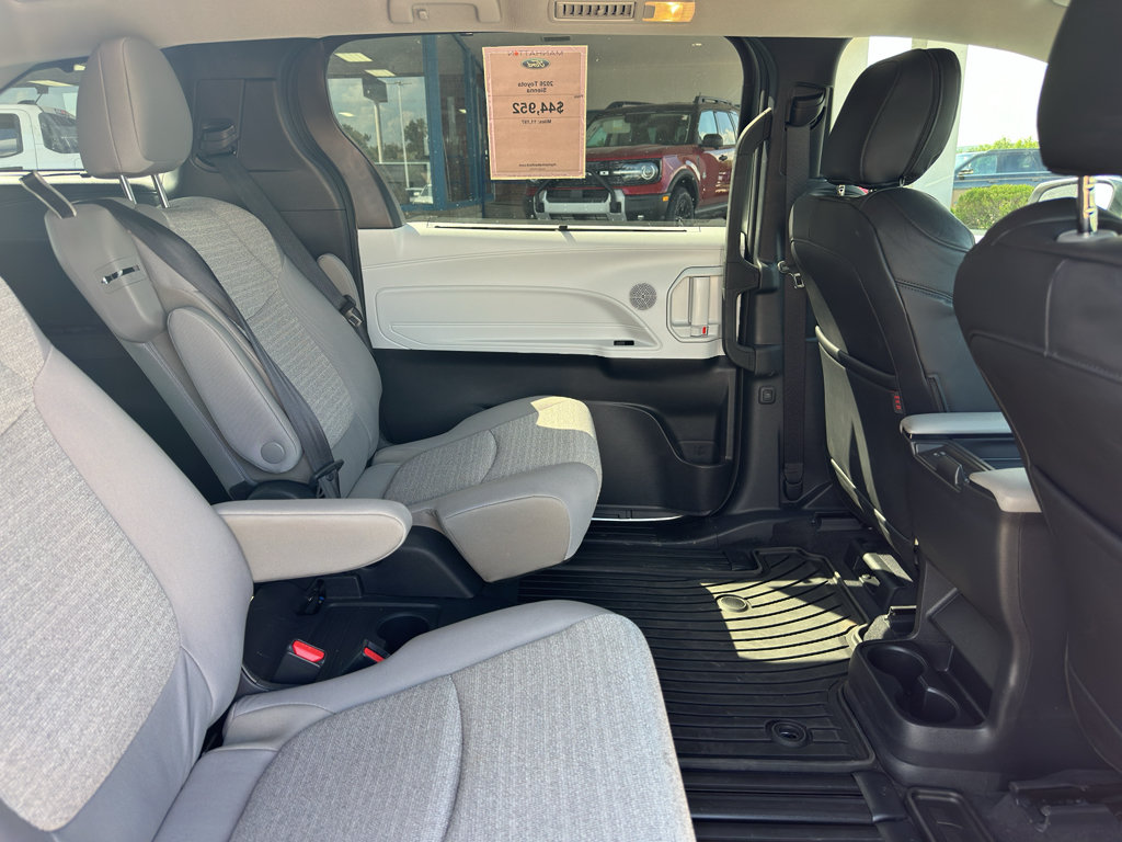 Used 2026 Toyota Sienna LE AWD/4WD image 3