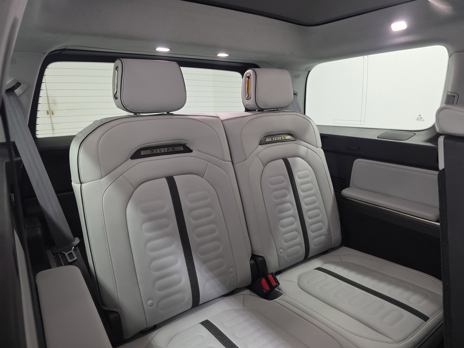 Used 2024 Rivian R1S Adventure image 25